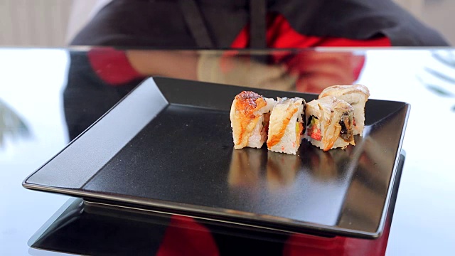 盘子里的寿司特写镜头视频素材