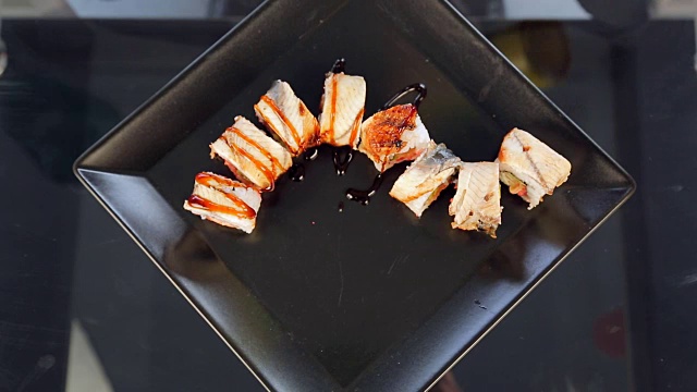 寿司卷把寿司放在一个黑色的盘子里视频素材