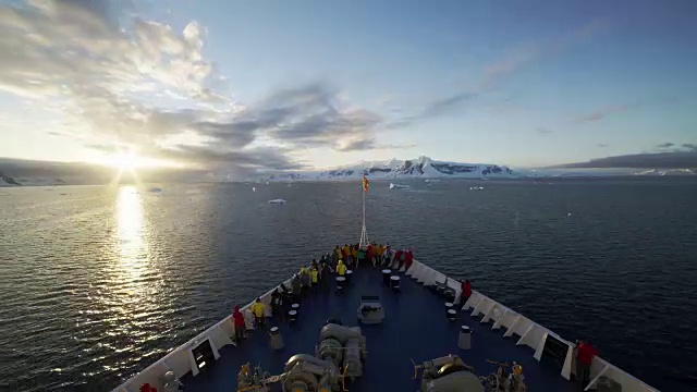 延时拍摄:在南极水域中，游船在浮冰周围航行视频下载