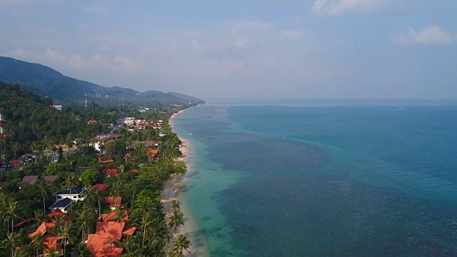 无人机在泰国苏梅岛美丽的海滩上空飞行视频素材