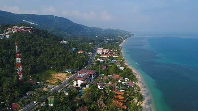 无人机在泰国苏梅岛美丽的海滩上空飞行视频素材