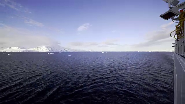 延时拍摄:在南极水域中，游船在浮冰周围航行视频下载
