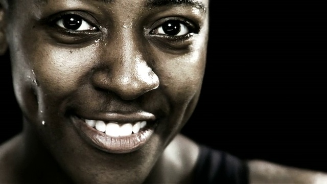 一个非裔美国妇女的脸的多重特写视频素材