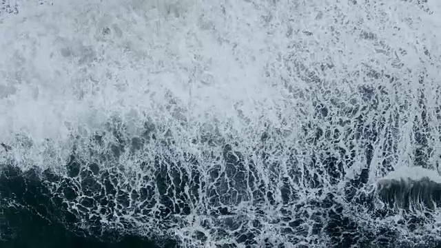 冰岛黑沙滩海浪鸟瞰图视频素材