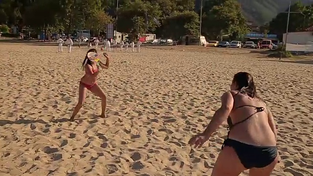 母亲和女儿在沙滩上打网球视频下载