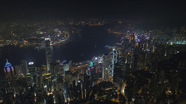 夜间照明香港著名的海湾航拍全景4k中国视频下载