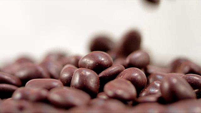 巧克力豆下降视频素材