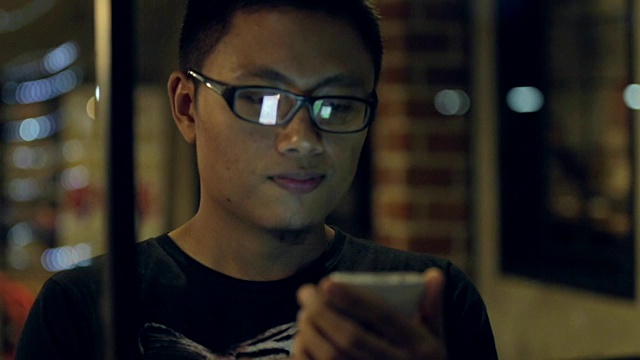 一名东南亚男子在用手机浏览互联网视频素材