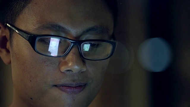 一名东南亚男子在用手机浏览互联网视频素材