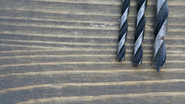 不同尺寸的钻头用于木材表面的钻孔视频下载