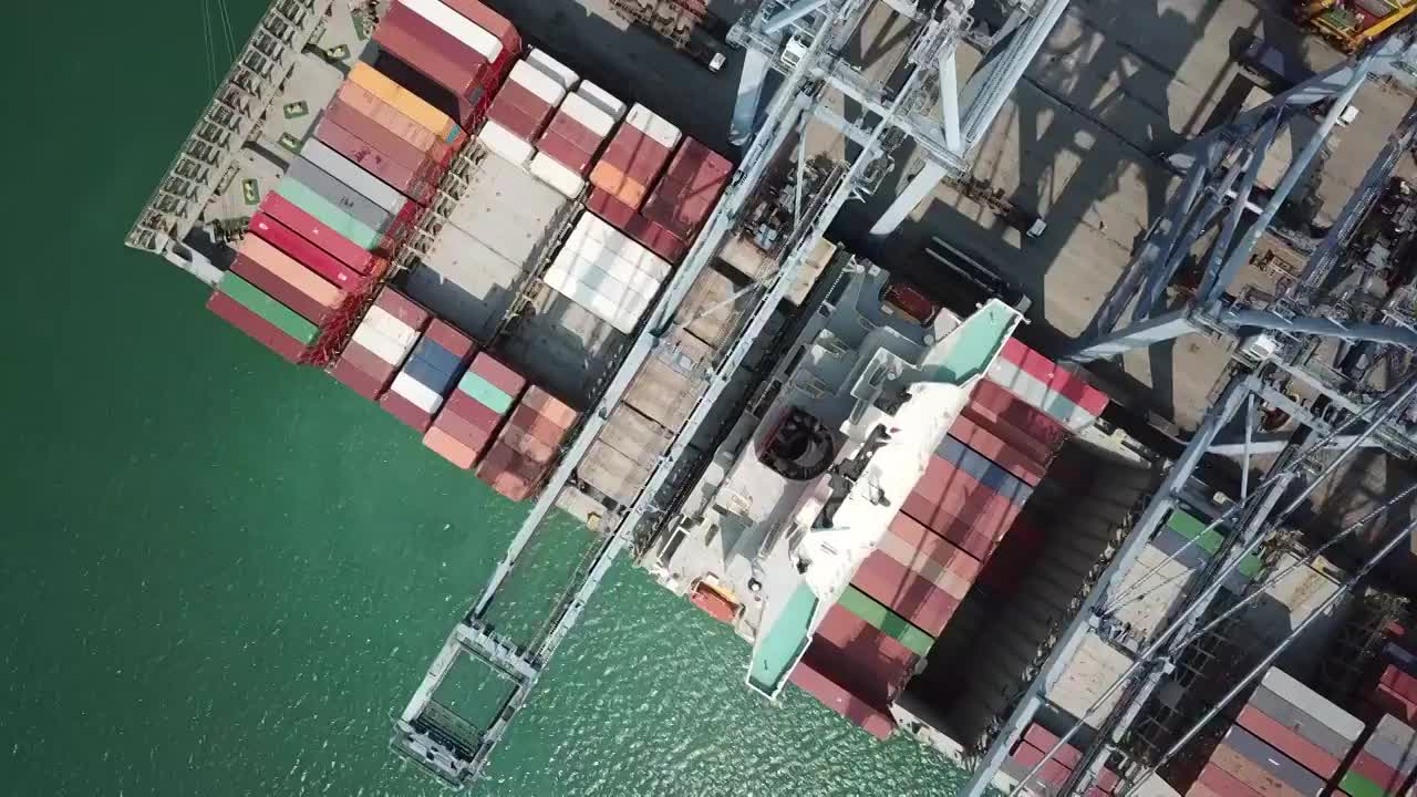 工业港口鸟瞰图与集装箱船视频素材
