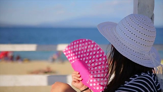 女人用手玩暑假，放松和享受的概念视频下载