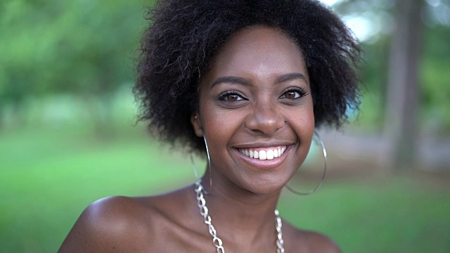 快乐的年轻非洲妇女肖像视频素材
