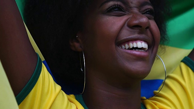 快乐的巴西球迷在足球比赛中庆祝视频素材
