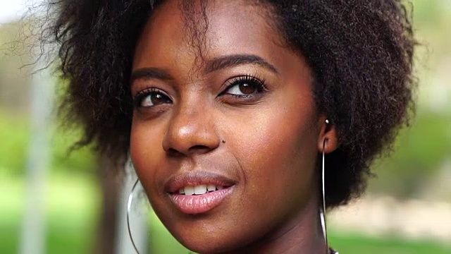 快乐的年轻非洲妇女肖像视频素材