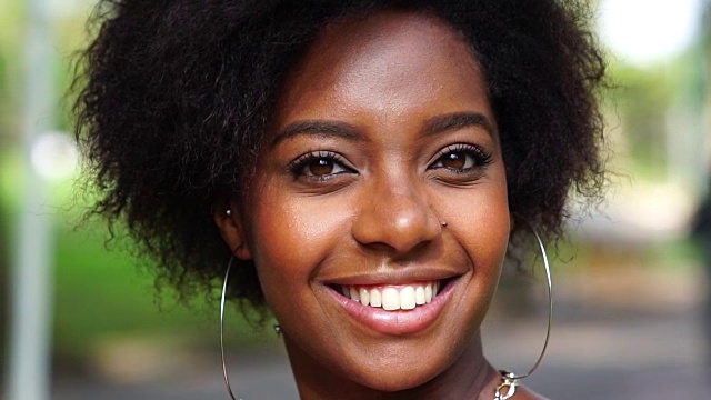 快乐的年轻非洲妇女肖像视频下载