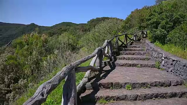西班牙加那利群岛加拉霍内国家公园的罗克·德·欧吉拉(一组火山塞“洛斯·罗克”)和徒步小径视频素材