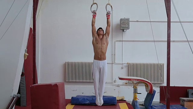 戴吊环的体操运动员视频素材
