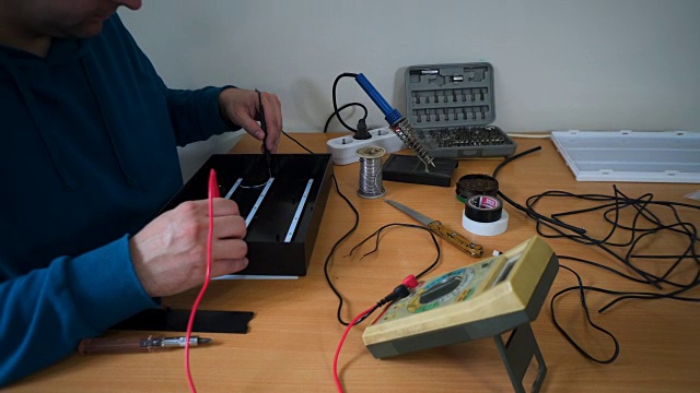 人测试电子设备，在家，在桌子上工作。视频素材