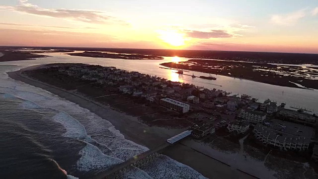 在北卡罗莱纳Wrightsville海滩的水晶码头上的日落鸟瞰图视频下载