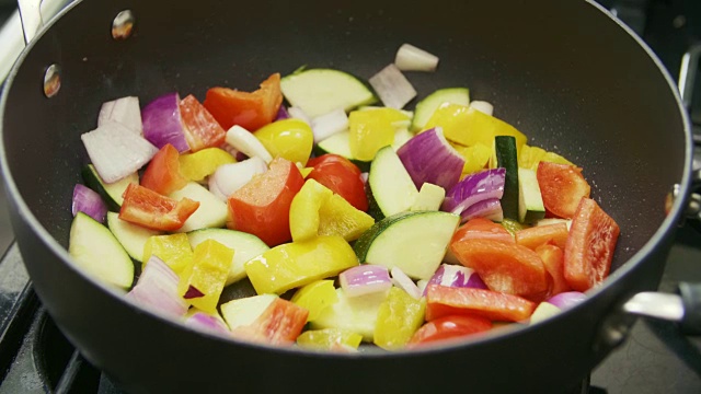 新鲜蔬菜在炖锅煮的特写视频素材