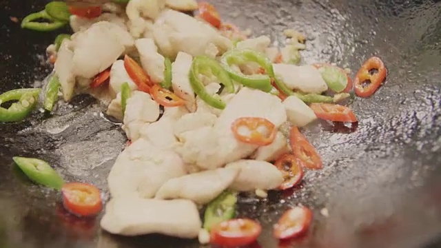鸡、肉和蔬菜用勺子在锅里炒视频素材