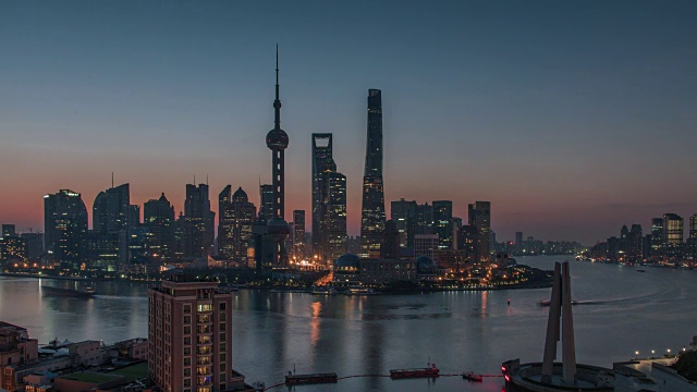 上海天际线的延时，从夜晚到白天的过渡视频下载
