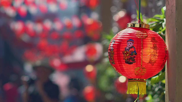 在唐人街旅游，装饰着中国新年灯笼视频下载