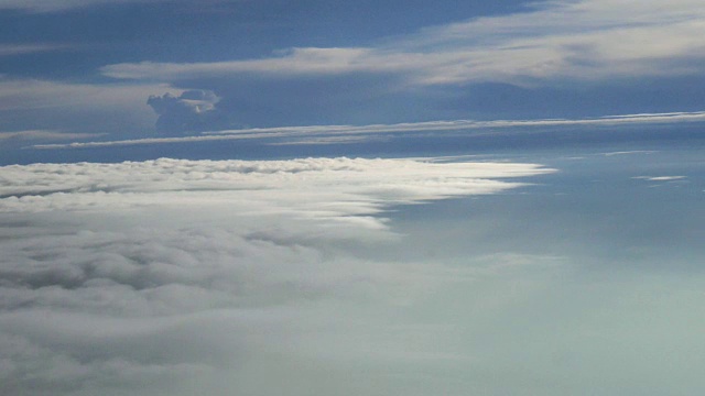 飞机上的天空布满了白云视频素材