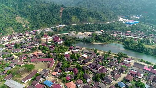 景观山Vang Vieng村与石灰岩山，老挝视频下载