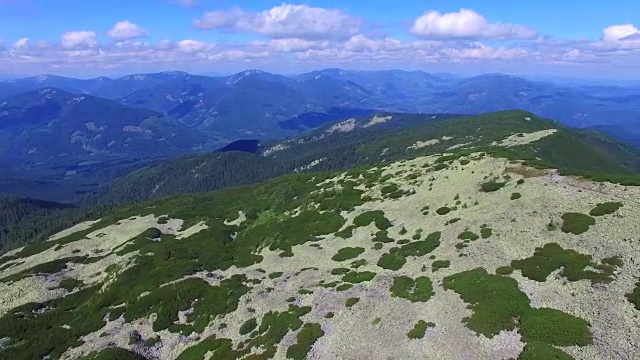 飞过布满云杉的岩石山坡视频下载