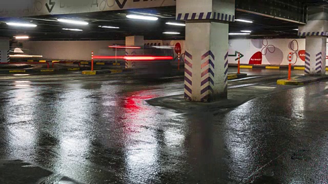 随着时间推移，地下商场停车入口和出口车辆的运动视频素材