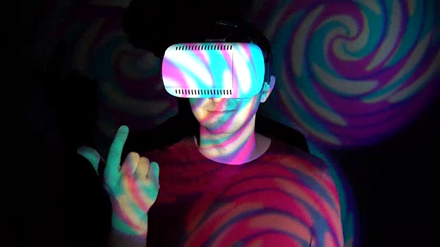 年轻人戴着虚拟现实头盔，邀请前来视频下载