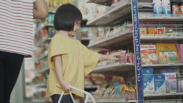 泰国小女孩在超市选购食物视频下载