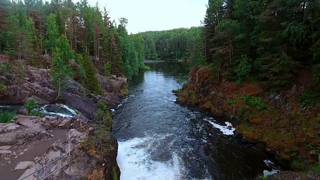 位于北欧受保护森林中的瀑布科瓦奇视频下载