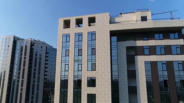 现代化的建筑在老城区的中心，俯视图视频下载