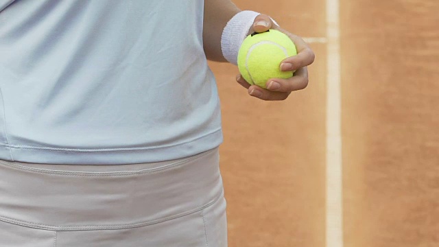 女运动员用专业网球器材近距离击球视频下载