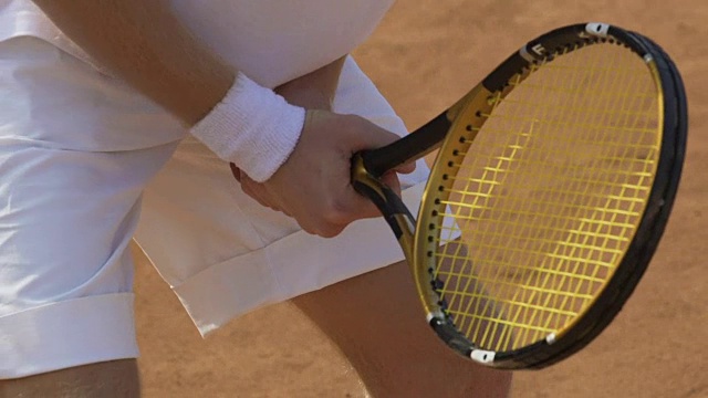 运动员在网球场上拿着球拍等球，进行体育活动视频下载