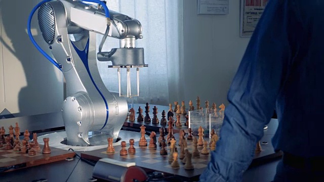 机器手，机器手臂和人下棋。未来的概念。视频素材