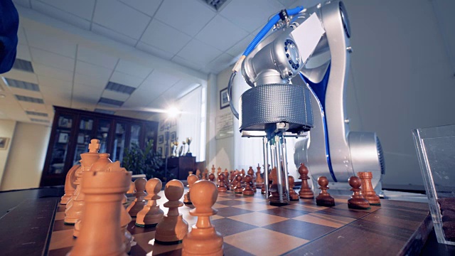 人工智能，机器人棋手和人下棋。4 k。视频素材