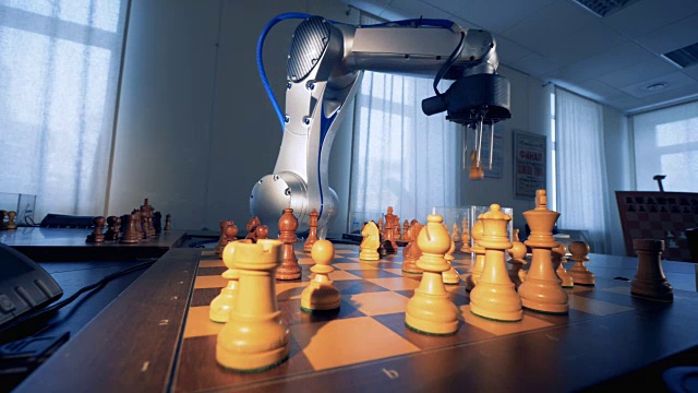 人工智能的概念。创新的现代机械臂与人下棋。4 k。视频素材
