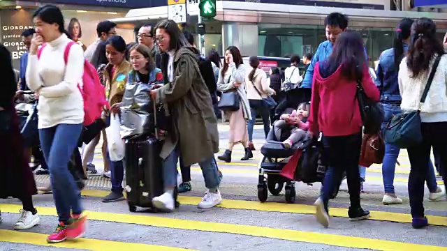 在香港过马路的人视频素材