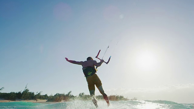 风筝冲浪在日落大空气视频素材