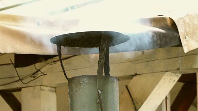 烟从烟囱里冒出来。屋顶上的管子。烟囱。视频素材