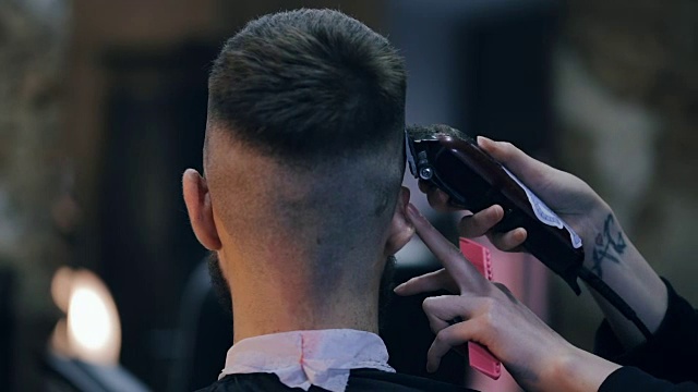 女孩，理发师用剪子给那家伙理发。视频下载