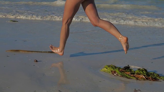 慢动作跑步运动瘦弱的女孩在浅水视频素材