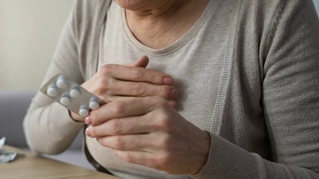 生病的女性会感到胸痛和吃药，老年问题，心脏病视频下载
