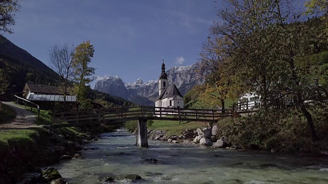 德国巴伐利亚阿尔卑斯，拉姆绍，贝希特斯加登，著名的教区教堂圣塞巴斯蒂安的河面。原始的原始日志格式。视频素材