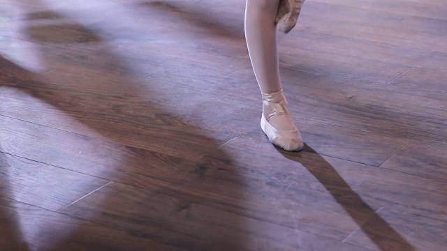 芭蕾舞者的脚部练习要点练习视频素材