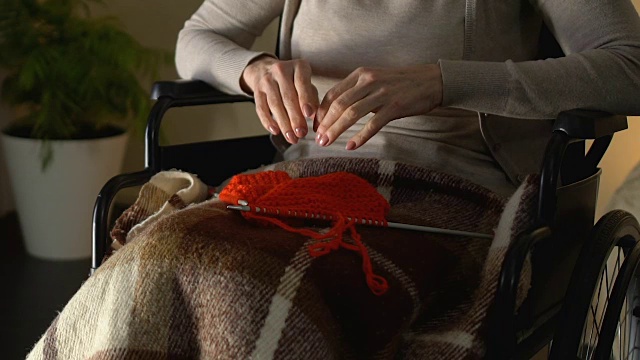 女性双手颤抖，试图拿编织针，患有帕金森症视频下载